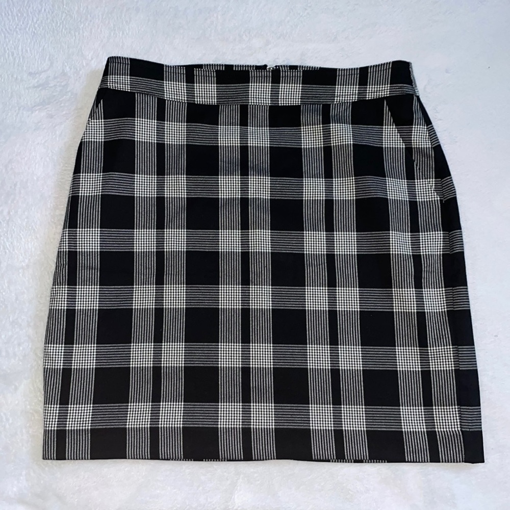 Never worn, 10 Tall mini skirt from gap. Great condition.